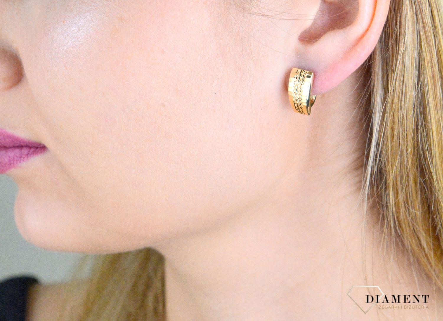 Złote kolczyki damskie 375 z ozdobnym grawerowaniem KL 6176B 375.jpg